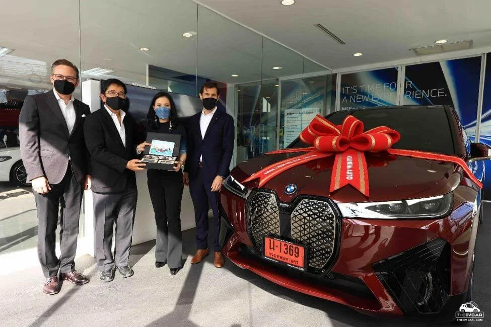 บีเอ็มดับเบิลยู ประเทศไทย ส่งมอบ BMW iX xDrive50 Sport แก่ลูกค้าคนแรกในไทยอย่างเป็นทางการ