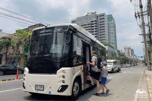 เรเว่ ส่งบัสไฟฟ้า BYD B70 ทดลองให้บริการรับ – ส่ง ย่านทองหล่อ ฟรี!